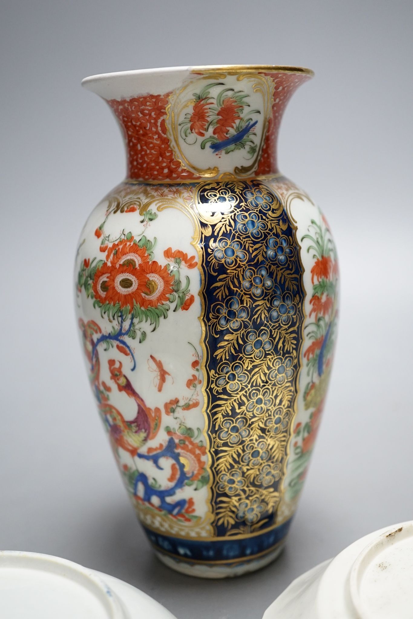 A Worcester kakiemon-style vase and two similar cups and saucers, circa 1775–80